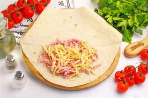 Лаваш с колбасой и сыром