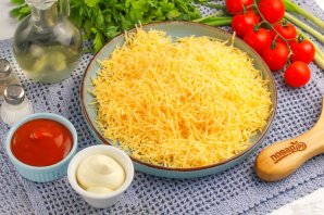 Пицца с помидорами и сыром
