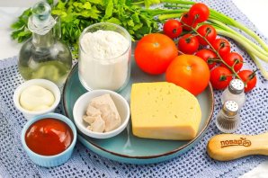 Пицца с помидорами и сыром