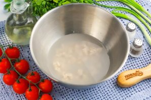 Пицца с помидорами и сыром
