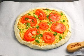 Пицца с помидорами и сыром