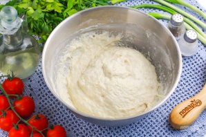 Пицца с помидорами и сыром