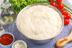 Пицца с помидорами и сыром