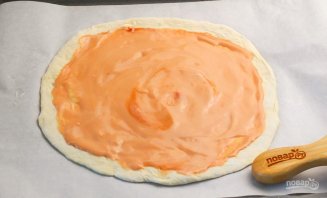 Пицца с помидорами и сыром