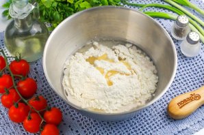Пицца с помидорами и сыром