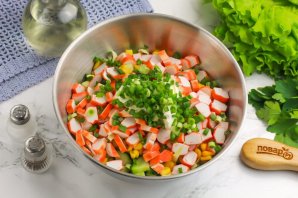 Салат из свежей капусты и крабовых палочек