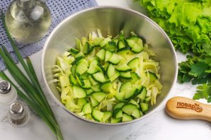 Салат из свежей капусты и крабовых палочек