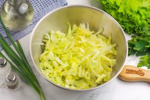Салат из свежей капусты и крабовых палочек