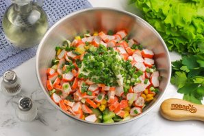 Салат из свежей капусты и крабовых палочек