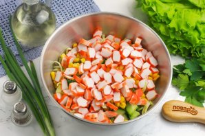 Салат из свежей капусты и крабовых палочек