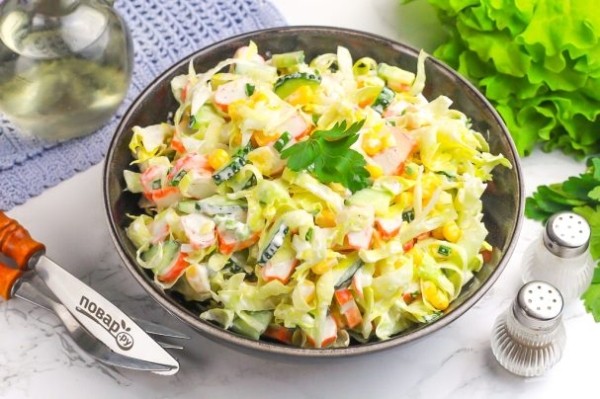 Салат из свежей капусты и крабовых палочек