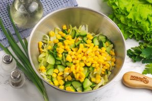 Салат из свежей капусты и крабовых палочек