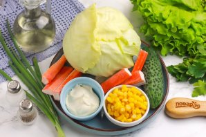 Салат из свежей капусты и крабовых палочек