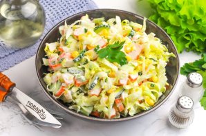 Салат из свежей капусты и крабовых палочек