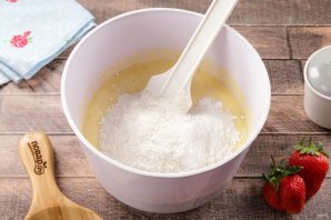 Выпечка с клубникой в мультиварке