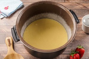 Выпечка с клубникой в мультиварке
