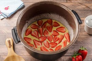 Выпечка с клубникой в мультиварке