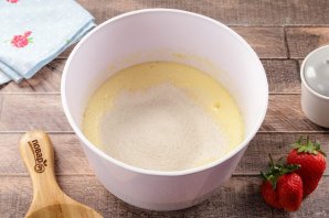 Выпечка с клубникой в мультиварке