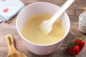 Выпечка с клубникой в мультиварке