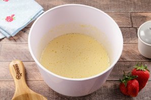 Выпечка с клубникой в мультиварке