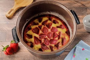Выпечка с клубникой в мультиварке