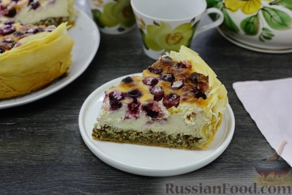 Чизкейк из теста фило, с творогом, сливочным сыром, вишней и орехами