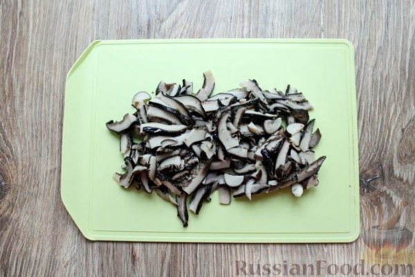 Яичница с луком и лесными грибами
