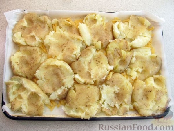 Запечённая молодая картошка с сыром