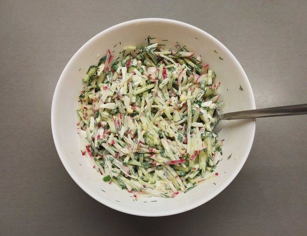 Салат с редисом, огурцом и яйцом