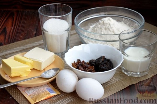 Кекс с черносливом, изюмом и шоколадной глазурью