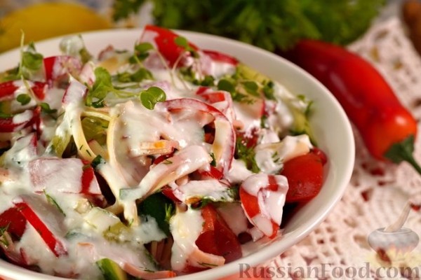 Овощной салат с ветчиной и сыром