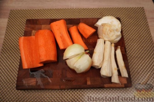 Свекольный бульон с мясными ушками