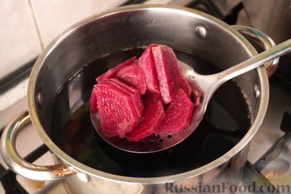 Свекольный бульон с мясными ушками
