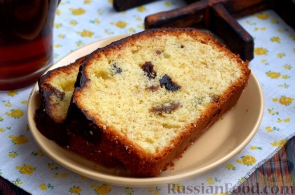 Кекс с черносливом, изюмом и шоколадной глазурью
