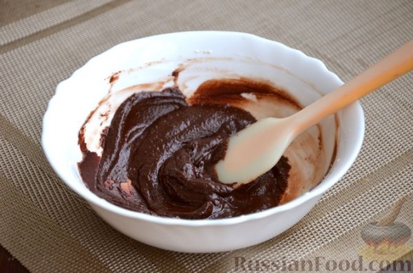 Кекс с черносливом, изюмом и шоколадной глазурью