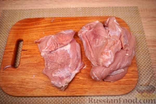 Рулетики из телятины с рисом и грибами, в сметанном соусе