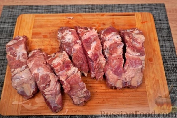 Свиные рёбра, тушенные с капустой, фасолью и помидорами