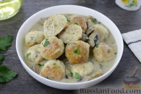 Куриные тефтели в грибном соусе
