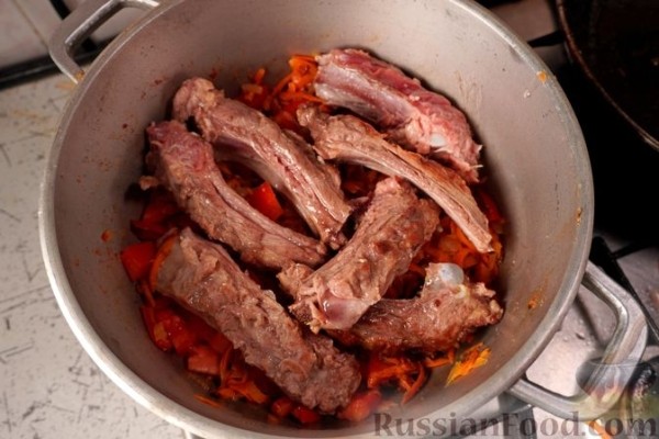Свиные рёбра, тушенные с капустой, фасолью и помидорами