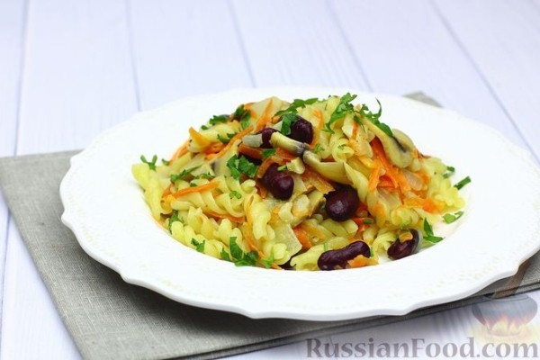 Макароны с грибами и фасолью (на сковороде)