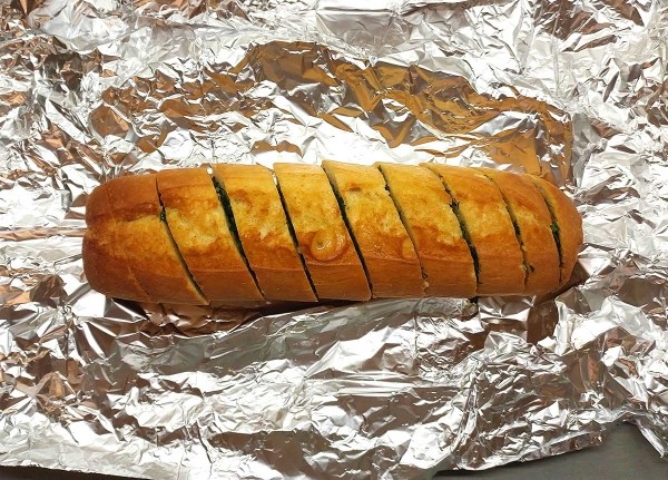 Багет с чесноком и зеленью