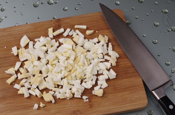 Салат с редисом, огурцом и яйцом