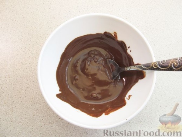 Шоколадный кекс с бананом, изюмом и ореховой пастой