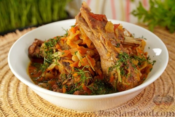 Свиные рёбра, тушенные с капустой, фасолью и помидорами