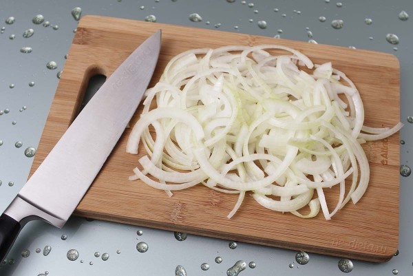 Куриная печень с луком в сметане