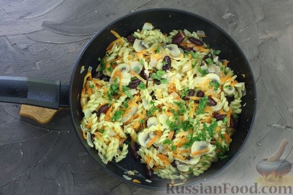 Макароны с грибами и фасолью (на сковороде)
