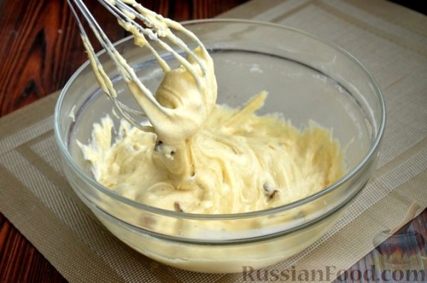 Кекс с черносливом, изюмом и шоколадной глазурью
