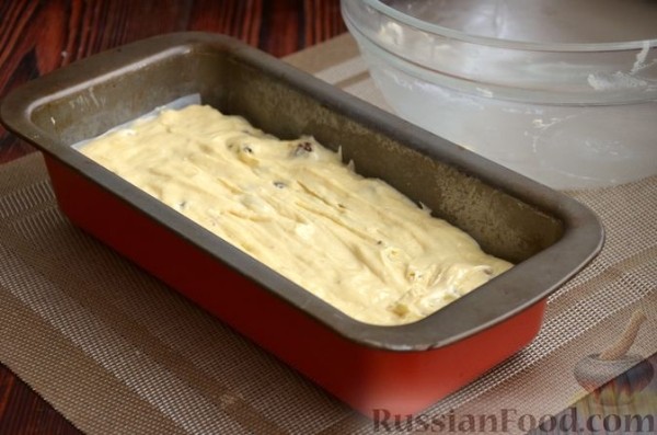 Кекс с черносливом, изюмом и шоколадной глазурью
