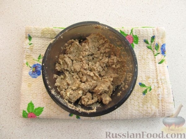 Шоколадный кекс с бананом, изюмом и ореховой пастой