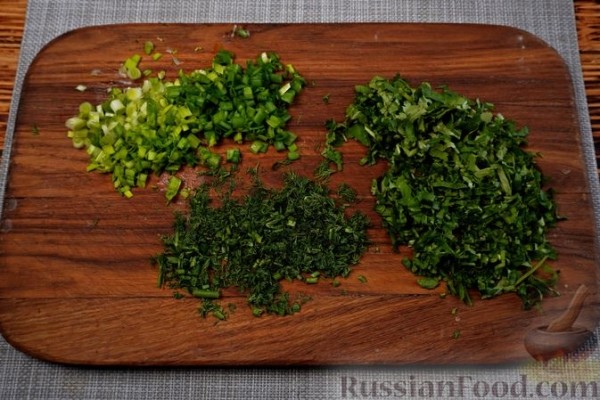 Дрожжевые лепёшки на йогурте, с кинзой, укропом и зелёным луком
